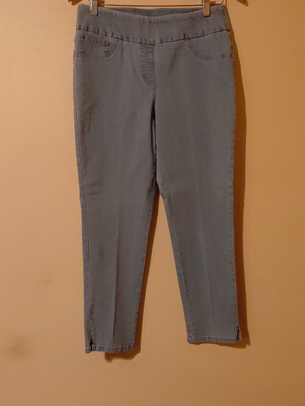 Ruby Rd. Light Wash Pull-On Ankle Jeans. Stretch. Never Used.